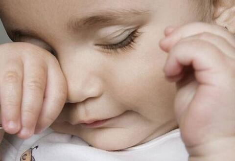 新生儿眼屎多是什么原因