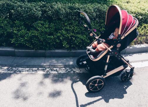 三轮婴儿推车好还是四轮好