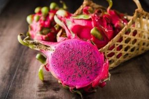 吃火龙果尿红色正常吗？