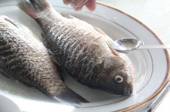 怎样煎鱼不粘锅的方法