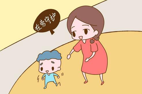 不让学步时的宝宝爬，可能是家长犯下最大的错误