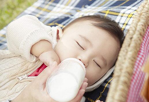 婴儿混合喂养需要喝水吗