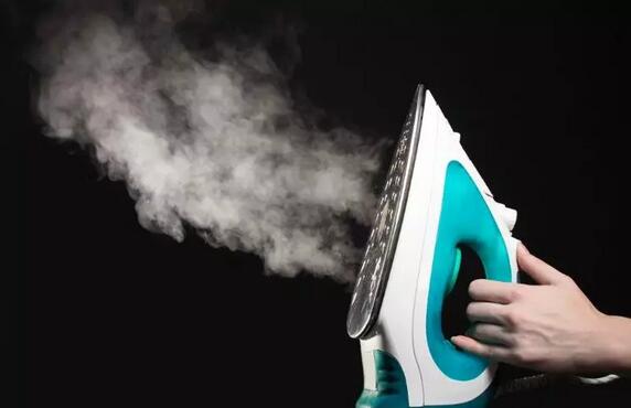 孩子烫伤后怎么处理？先脱衣服是还是先冲水？