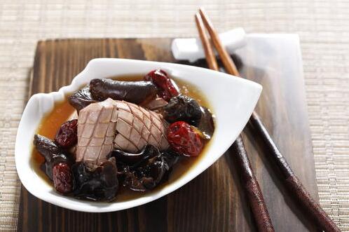 哺乳期猪腰子的做法：腰花木耳汤