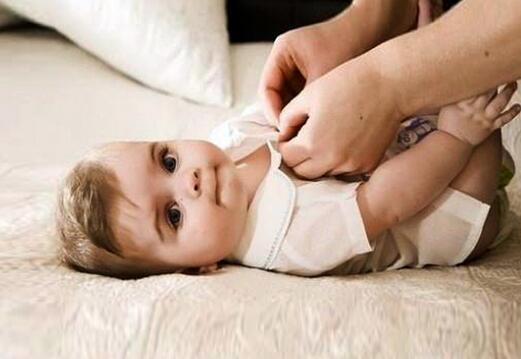 婴儿连体衣怎么穿