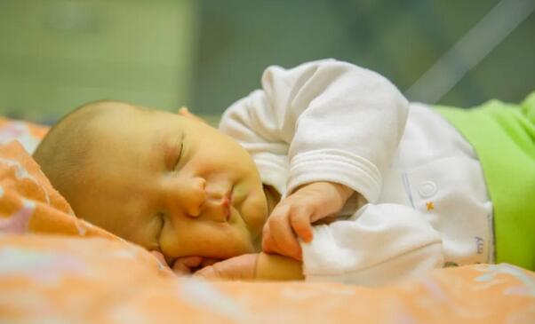 新生儿黄疸很常见，那需要医学干预吗？