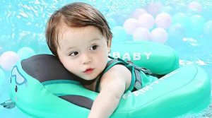 婴儿游泳时泳圈的选择，应该是这样的