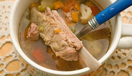 孕妈必备防辐射食物 牛骨西红柿菜花汤