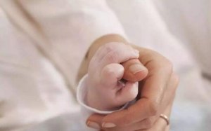 产后手腕疼、手指关节疼怎么办？可能得了妈妈