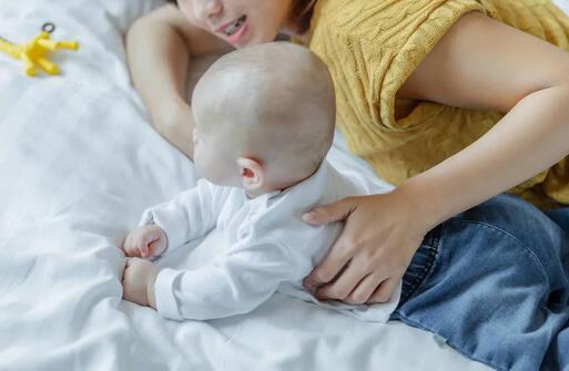 新生儿抱着睡放下醒，是妈妈不会哄睡