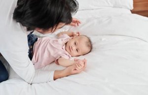 新生儿抱着睡放下醒，是妈妈不会哄睡