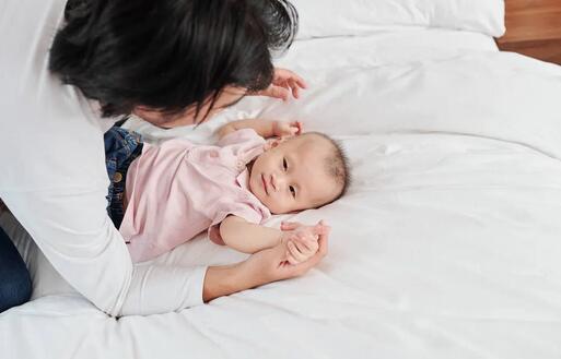 新生儿抱着睡放下醒，是妈妈不会哄睡