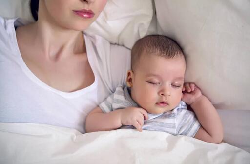 新生儿抱着睡放下醒，是妈妈不会哄睡
