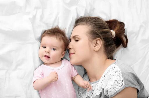 新生儿抱着睡放下醒，是妈妈不会哄睡