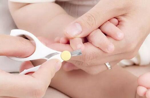 给宝宝剪指甲该怎么剪