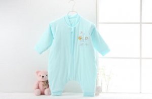 分腿睡袋脚露外面，要穿袜子吗？