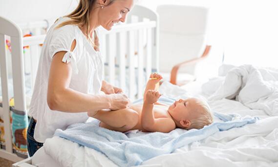 掌握这些技巧，给宝宝换纸尿裤会更轻松