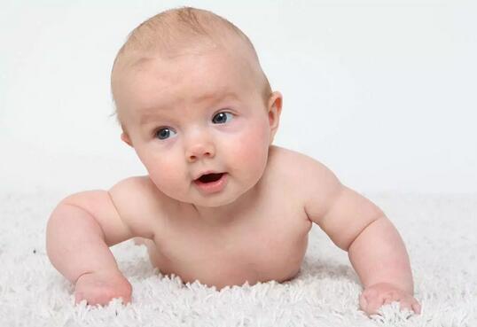 宝宝多大可以竖着抱？抱宝宝有学问