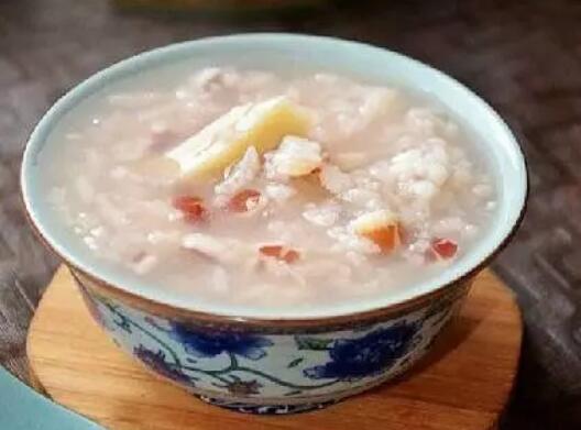 补脾止泻：山药瘦肉粥