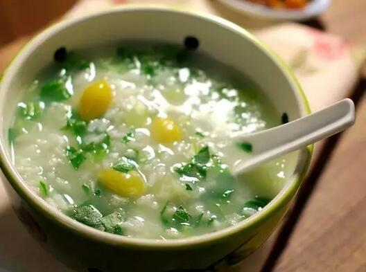 滋阴润燥：鸡蛋蔬菜粥