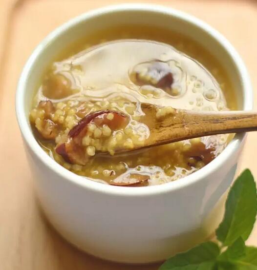 养血健脑：小米红枣粥