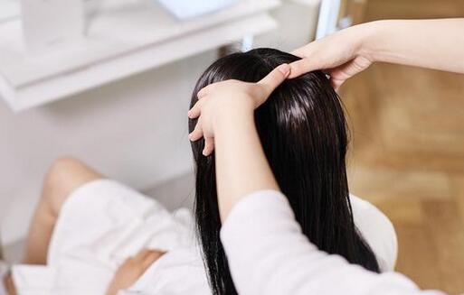 哺乳期能烫头发吗