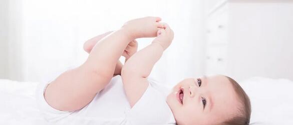 两个月的婴儿吃手需要阻止吗