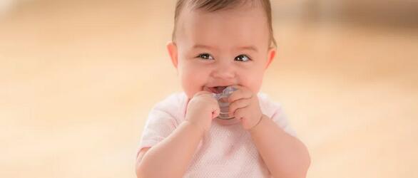 两个月的婴儿吃手需要阻止吗