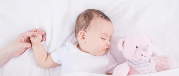 两个月的婴儿吃手需要阻止吗