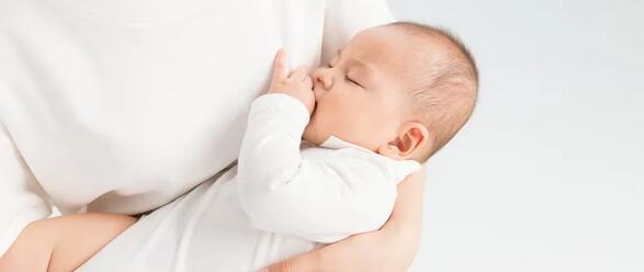 两个月的婴儿吃手需要阻止吗