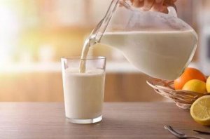 睡前可以喝牛奶吗 睡前多久喝牛奶最好