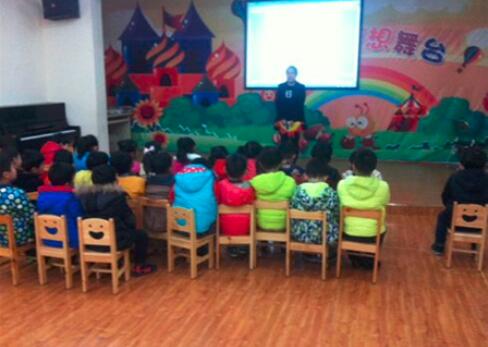 幼儿园小班《祝你新年快乐》语言教案