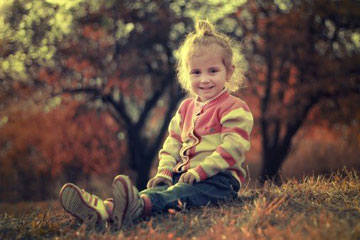 带三点水和草字头的女孩名字