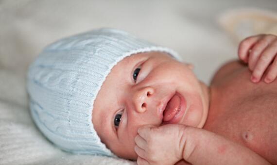 新生儿出现了脱皮，这是正常的吗？