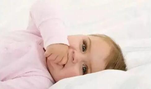 婴儿吃手怎么办？要不要阻止？