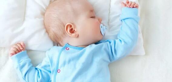 婴儿吃手怎么办？要不要阻止？