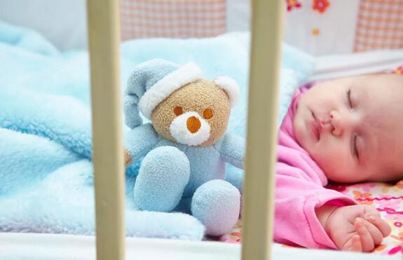 明明很困却不肯睡觉，如何哄宝宝睡觉？