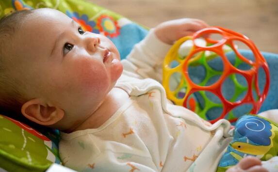 明明很困却不肯睡觉，如何哄宝宝睡觉？