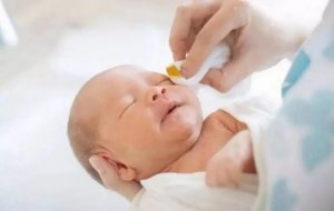 如何给新生儿清理五官？