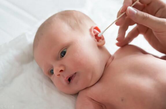 如何给新生儿清理五官