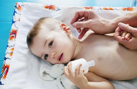 如何给新生儿清理五官