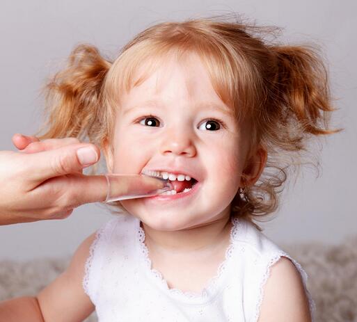 如何给新生儿清理五官