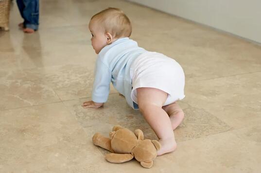 8个月宝宝不会爬要不要紧？如何训练宝宝爬？