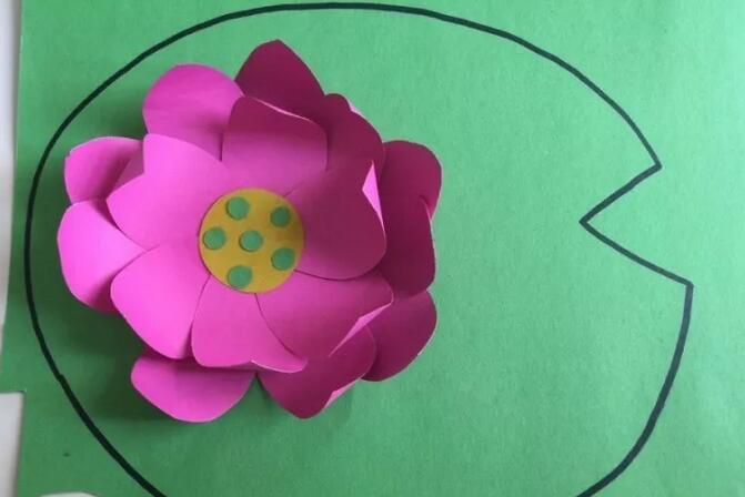 卡纸手工拼贴画荷花