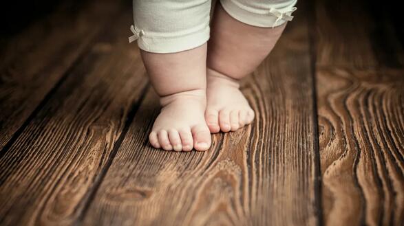 孩子到底能不能光脚