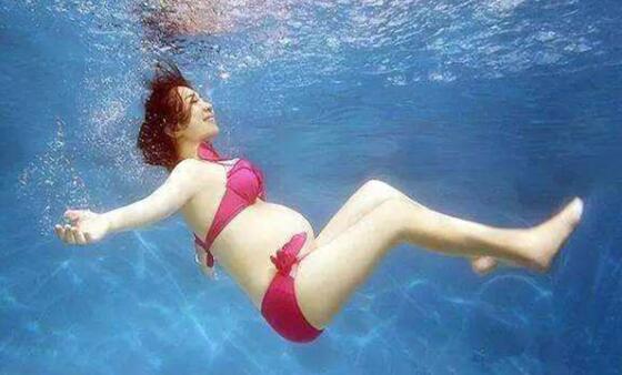 孕期游泳的好处多