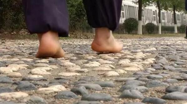光脚走石子路好不好