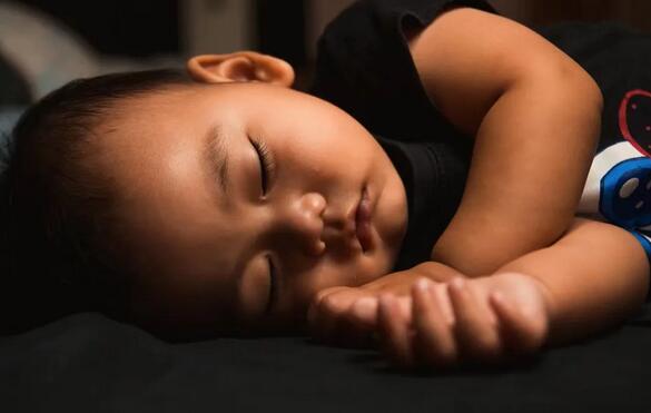 宝宝睡觉爱出汗是什么原因