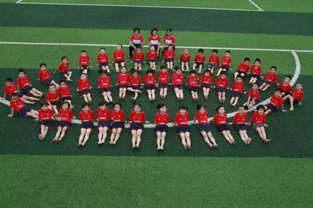 2021年幼儿园创意毕业照这样拍