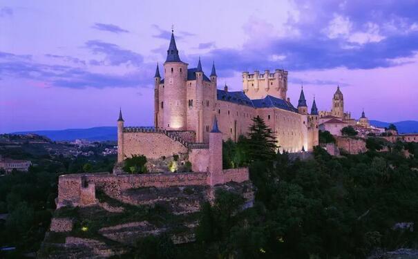 创意少儿美术课程分享《星空下的城堡》